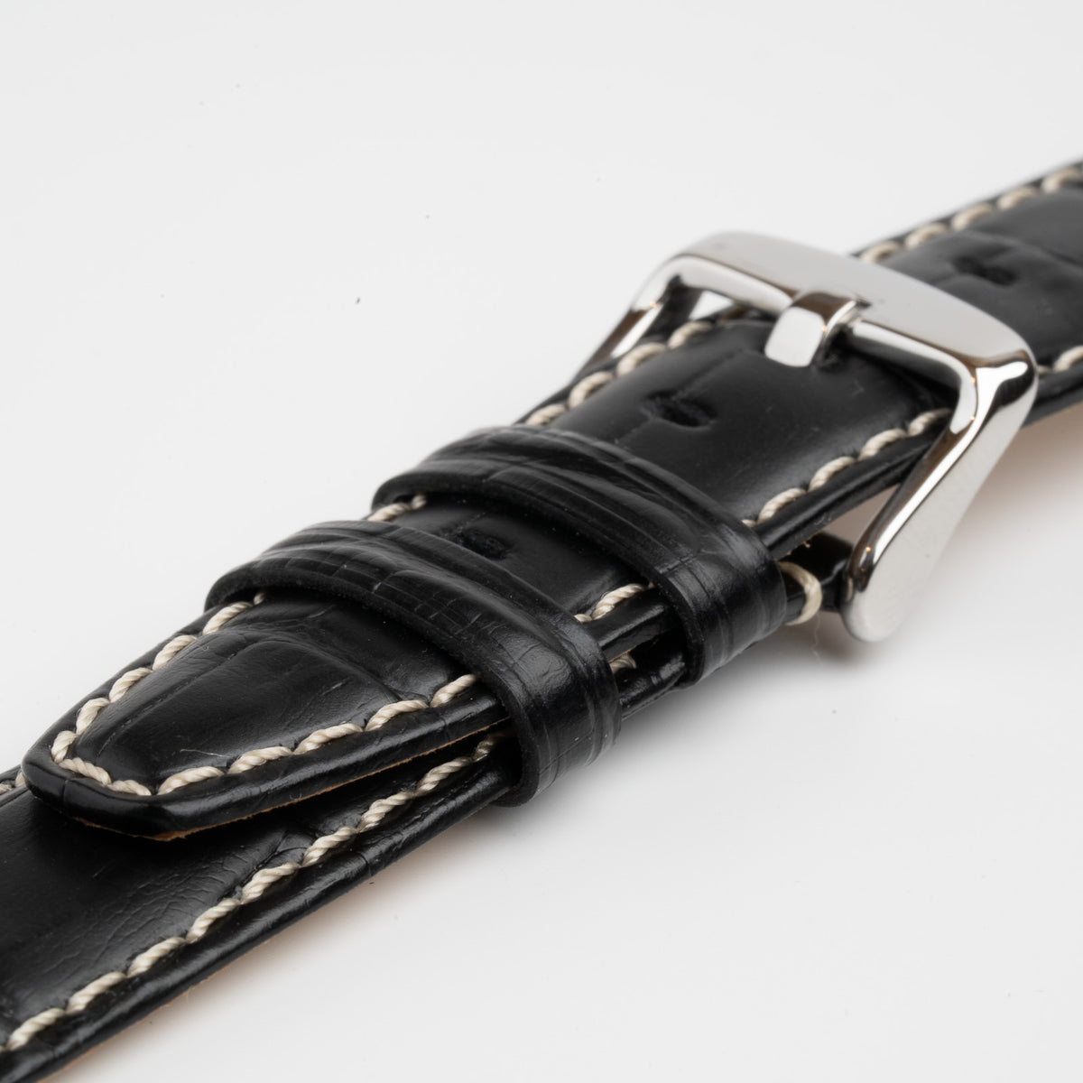 Black Mayfair Alligator watch strap, close-up of the buckle and keepers