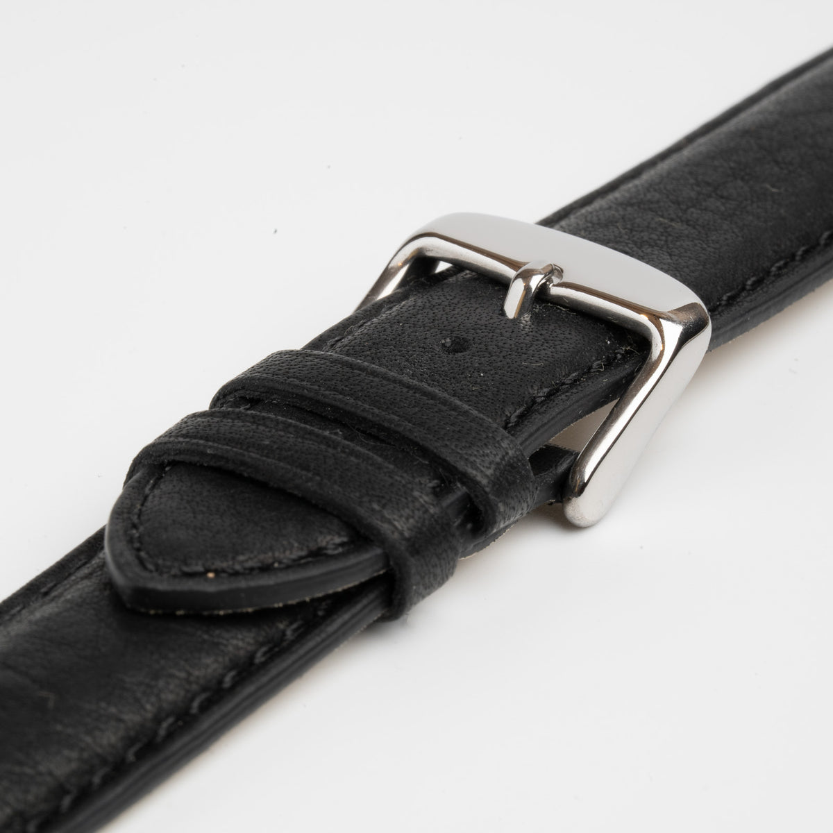 Henley Superior Supple Black Watch Strap, close-up of the buckle and keepers