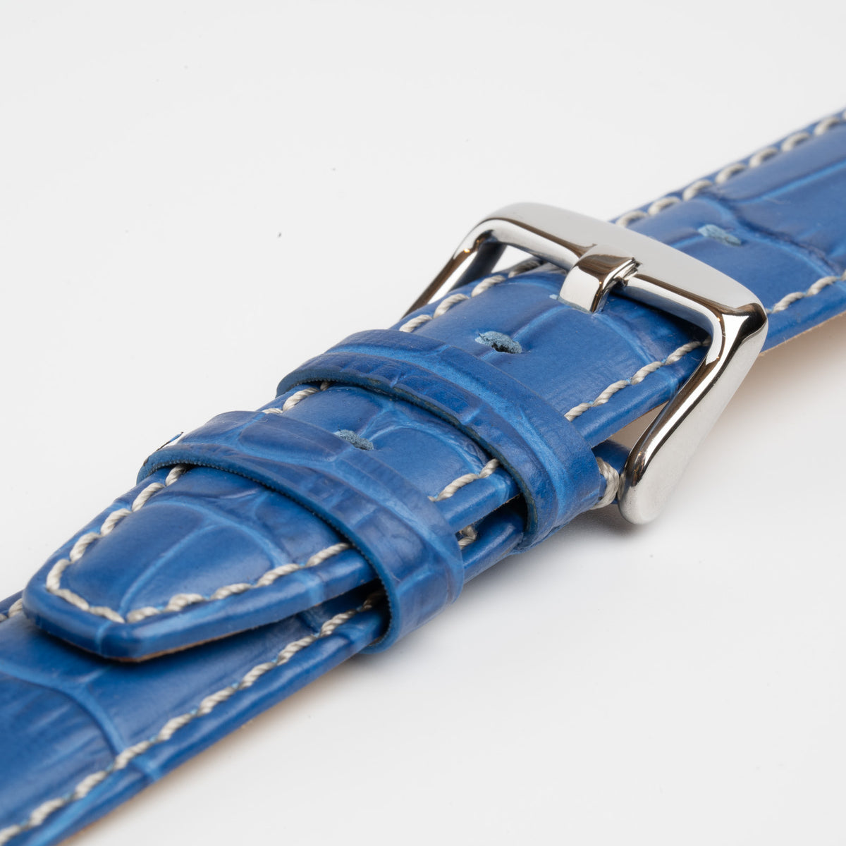 Blue Mayfair Alligator watch strap, close-up of the buckle and keepers