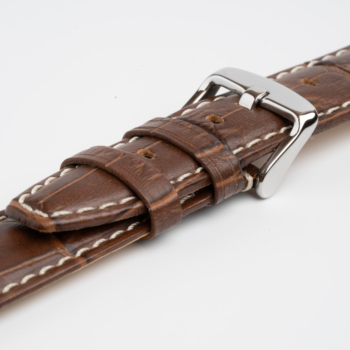 Brown Mayfair Alligator watch strap, close-up of the buckle and keepers