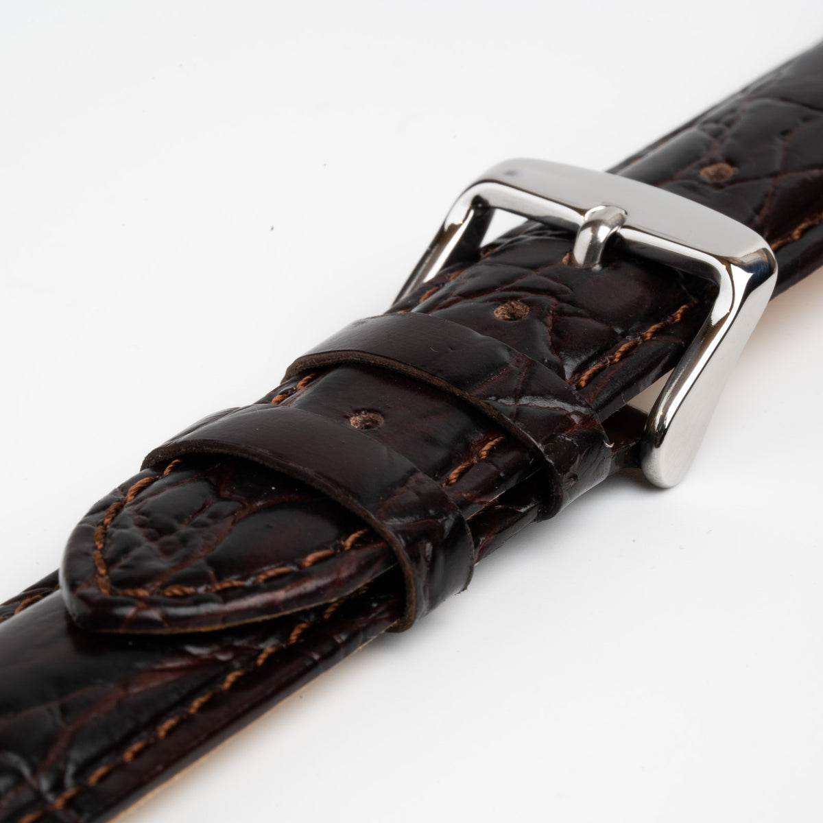 Brown Mayfair Super watch strap, close-up of the buckle and keepers
