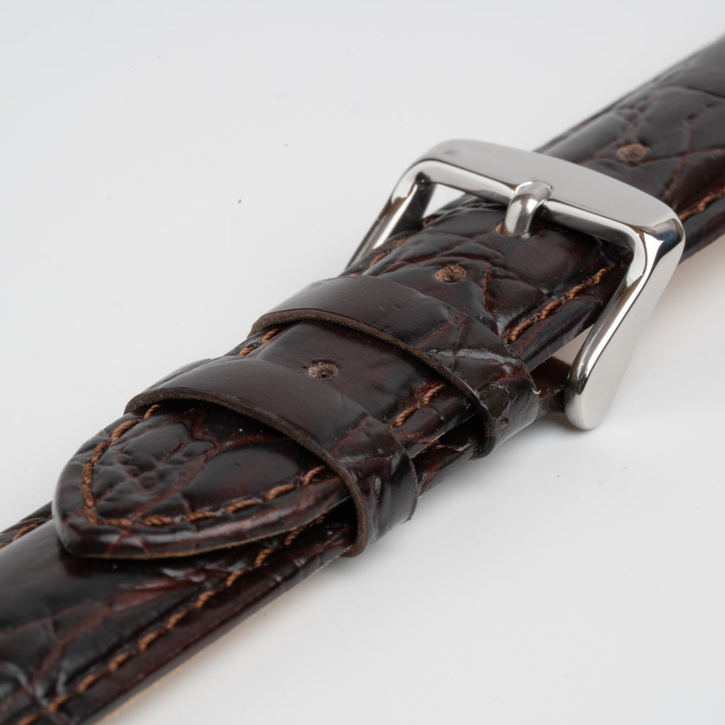 Brown Mayfair Deluxe XXL watch strap, close-up of the buckle and keepers