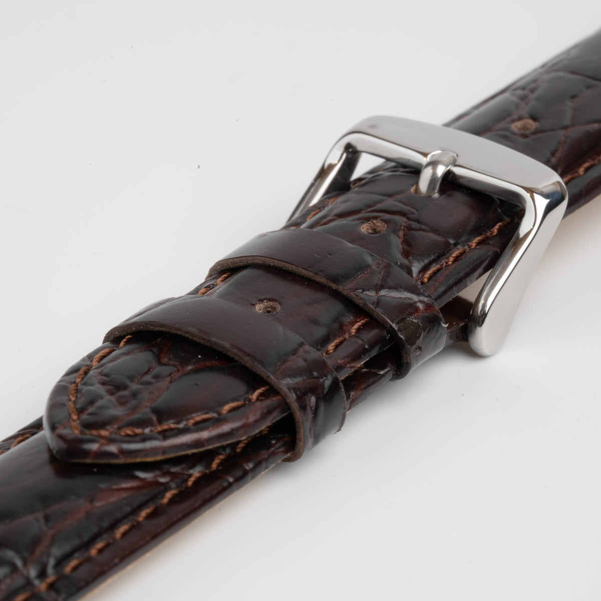 Brown Mayfair Deluxe XXL watch strap, close-up of the buckle and keepers