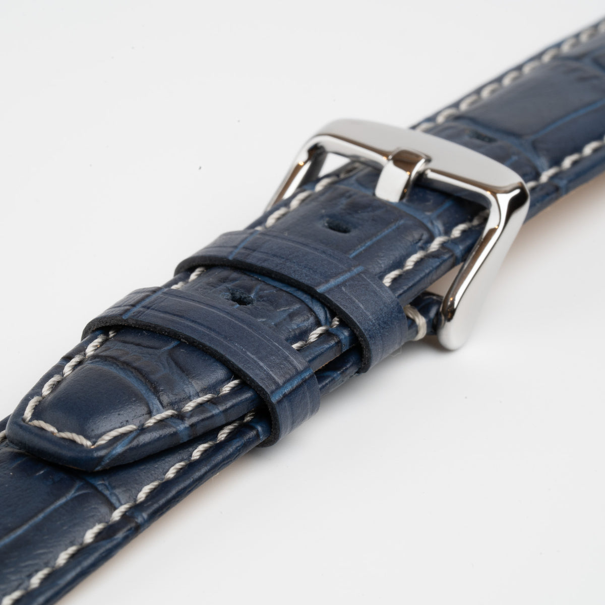 Dark Blue Mayfair Alligator watch strap, close-up of the buckle and keepers