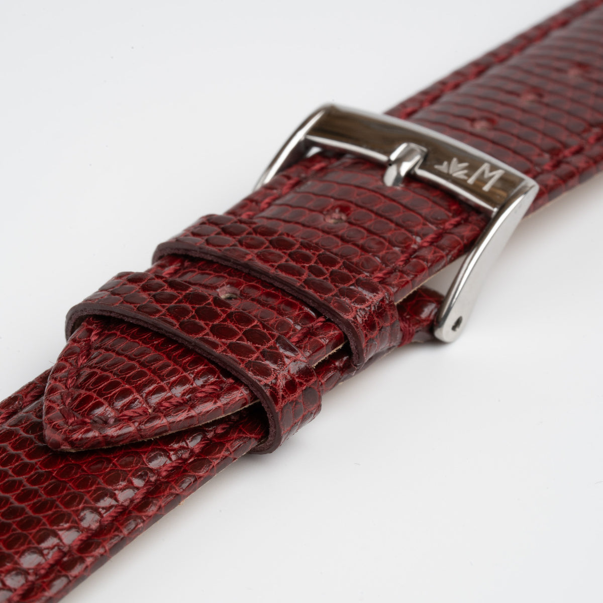 Violino Lizard Burgundy Watch Strap, close-up of the buckle and keepers