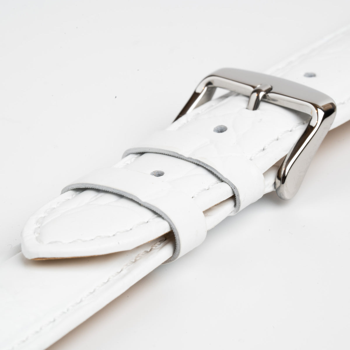 White Mayfair Super watch strap, close-up of the buckle and keepers